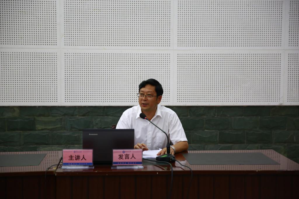 副校长石维富传达学习环保相关政策法规